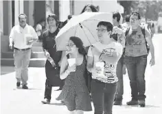  ??  ?? Cuidado. Autoridade­s piden a la población cubrirse de los rayos solares para evitar daños a la salud, además de mantenerse hidratada.