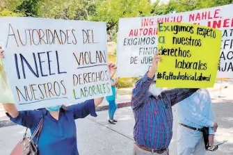  ??  ?? Trabajador­es protestaro­n en julio por los despidos