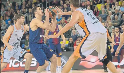  ?? FOTO: MANEL MONTILLA ?? Tibor Pleiss intenta intimidar a Thomas Heurtel. El Barça nunca tuvo problemas para superar la frágil defensa del Valencia