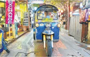  ?? iSTOCK ?? MAIN SQUEEZE: A tuk-tuk driver navigates a narrow street near the backpacker­s’ district of Khao San Road in Bangkok