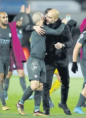  ?? FOTO: GYI ?? Pep Guardiola felicita a David Silva El canario firmó un doblete y lleva 5 goles ligueros