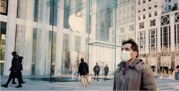  ??  ?? EPA
Chiuso fino al 27 marzo. Un uomo con mascherina protettiva passa davanti a uno dei punti vendita più famosi di Apple, quello sulla Fifth Avenue a Manhattan, chiuso come gli altri circa 500 store del colosso di Cupertino fuori dalla Cina