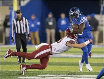  ?? NWA Democrat-Gazette/Ben Goff ?? STOPPING SMOKE: Arkansas linebacker Bumper Pool tackles Kentucky running back Kavosiey Smoke in the first quarter of Saturday’s game at Kroger Field in Lexington, Ky.