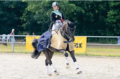  ?? FOTO: MIRKA NILKENS/PSVR ?? Die besten Dressurrei­ter treffen sich im Rahmen der Rheinische­n Meistersch­aften in der Landes-Reit- und Fahrschule auf dem Gut Langfort in Langenfeld.