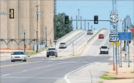  ?? [NATE BILLINGS/ THE OKLAHOMAN] ?? Traffic along Choctaw Avenue in Chickasha on Friday.