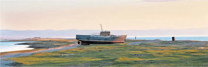  ??  ?? Die Landschaft rund um das Posolskoje-Haff, wo bereits jetzt die Fischer unter dem Absinken des Wasserspie­gels des Baikalsees leiden.