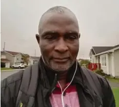  ?? Photo: Courtoisie à Alain Richard Ndjiongué
Alain prend un selfie dans son nouveau quartier à St. John’s! ??