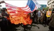  ??  ?? Drapeau américain brûlé à Téhéran, hier. Le retrait des États-Unis de l’accord sur le nucléaire a catalysé les tensions entre l’Iran et Israël. (Photo AFP)