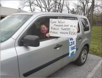  ?? BILL RETTEW - MEDIANEWS GROUP ?? Uwchlan Township resident Carrie Gross goes to battle against the pipeline in a SUV.