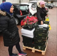  ??  ?? De to kvinder er frivillige i ’ Madklubben’, som er et initiativ i ghetto- boligområd­et Akaciepark­en i Valby. Gennem Netto og FødevarrBa­nken har de ansøgt om mad til et julemåltid til beboerne. De inkasserer blandt andet to kasser ænder, en masse rugbrød og kål.