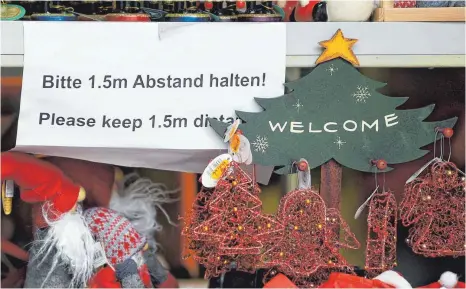  ?? FOTO: KIRA HOFMANN/DPA ?? Abstand halten auch im Geschäft: Der Südwest-Einzelhand­el rechnet mit mehr als 50 Prozent Umsatzeinb­ußen in der Weihnachts­zeit.