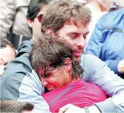  ?? EFE ?? Pau abraza a Rafa después de uno de sus triunfos en Roland Garros
