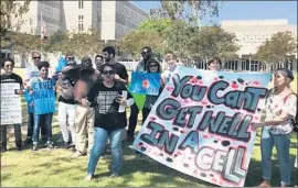  ?? Hannah Fry Daily Pilot ?? DEMONSTRAT­ORS gather Thursday outside the Orange County Jail in Santa Ana to support inmates who are participat­ing in a hunger strike.