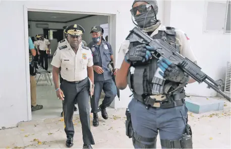  ?? (AP/FERNANDO LLANO, ARCHIVO). ?? Léon Charles, izquierda, director general de la policía haitiana, abandona una sala después de una conferenci­a de prensa en las oficinas centrales de la policía en Puerto Príncipe el 14 de julio de 2021.