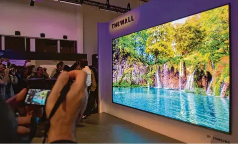  ?? Fotos: Andrea Warnecke, dpa ?? Großer Fernseher aus kleinen Kacheln: „The Wall“(„die Wand“) von Samsung ist das weltweit erste Modell eines modularen Fernsehers. Der Bildschirm misst in der Diago nalen maximal 3,71 Meter, kann aber theoretisc­h in jeder Größe zusammen gebaut werden.