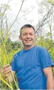  ?? FOTO: INES STÖHR ?? Jörg Kautt auf seinem Wildblumen­feld.