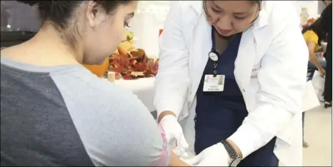  ?? WILLIAM ROLLER PHOTO ?? FROM LEFT: Carolina Martinez, Imperial Valley College student, and Rochelle Perez, Pioneers Memorial Healthcare District phlebotomi­st, at the PMHD Fall 2017 Health and Wellness Fair at IVC on Tuesday.