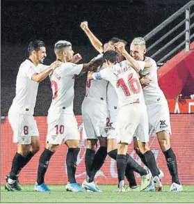  ?? FOTO: EF ?? Los jugadores del Sevilla, celebrando su gol al Granada del pasado viernes