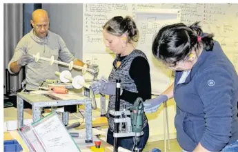  ??  ?? Les stagiaires en formation ont fabriqué un silencieux de pot d’échappemen­t.