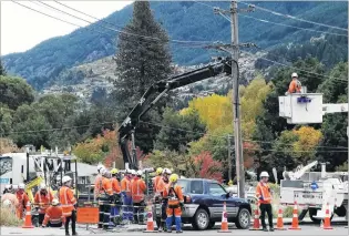  ?? PHOTO: GUY WILLIAMS ?? At work . . . A Delta crew work on a power pole in Frankton Rd yesterday.