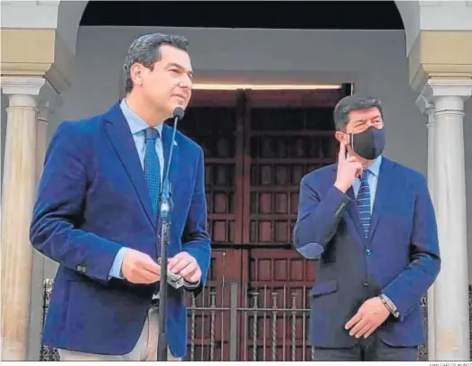  ?? JUAN CARLOS MUÑOZ ?? Juanma Moreno y Juan Marín, durante su comparecen­cia contra reloj de ayer en el Parlamento andaluz.