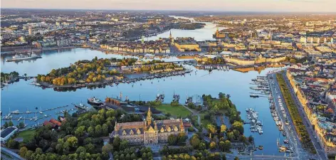  ?? FOTO: TRYGG/STOCKHOLM MEDIA CENTER ?? Auch im Herbst zieht Stockholms Inselwelt unzählige Besucher aus aller Welt in ihren Bann.