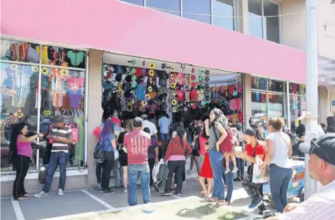  ?? EL DEBATE ?? > Una tienda de ropa lució con grandes filas de personas que querían entrar a comprar.