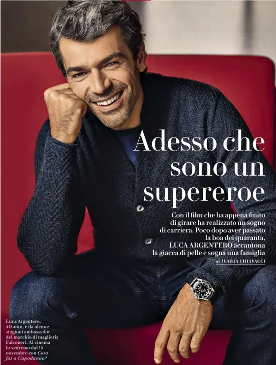  ??  ?? Luca Argentero, 40 anni, è da alcune stagioni ambassador del marchio di maglieria Falconeri. Al cinema lo vedremo dal 15 novembre con Cosa fai a Capodanno?