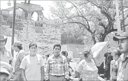  ??  ?? Habitantes de San Raymundo Jalpan, Oaxaca, bloquearon el Congreso local para demandar la destitució­n inmediata de Mariano Martínez, quien, aseguran, fue designado en una asamblea “amañada” ■ Foto Jorge A. Pérez Alfonso