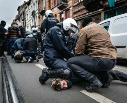  ?? Kristof Vadino ?? Nadat het gerechteli­jk onderzoek naar de aanrijding van Adil door een politievoe­rtuig was geseponeer­d, ontstond er in Anderlecht protest, waarbij de politie moest ingrijpen.