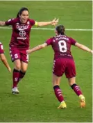  ?? SAPRIssA ?? Katherine Alvarado celebró con Gloriana Villalobos la anotación morada.