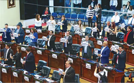  ??  ?? Los carteles. Los diputados de ARENA mostraron durante la plenaria de ayer carteles con la leyenda “SOS Nicaragua”.