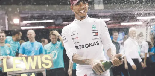  ??  ?? Lewis Hamilton a connu un week-end parfait à Singapour. - Associated Press: Yong Teck Lim