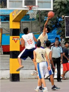  ??  ?? Action during the boys’ final between Oakridge Internatio­nal School and Gitanjali School at the BFI-IMG Reliance inter-school basketball league — organised by Hyderabad District Basketball Associatio­n under the aegis of the Basketball Federation of...