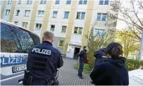  ??  ?? Ein Großaufgeb­ot der Polizei sicherte den Hauseingan­g ab, in dem der -Jährige in Heiligenst­adt eine Wohnung hat.
