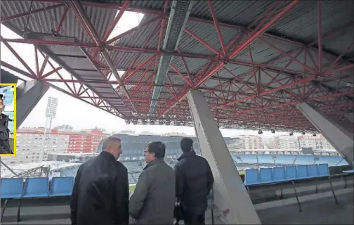  ??  ?? DESPERFECT­OS. Carlos Font, teniente de alcalde de Vigo, examina Balaídos. A la izquierda, operarios trabajando en el estadio.