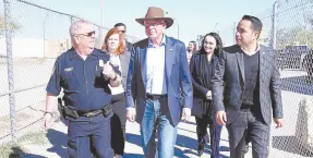  ?? ?? l Ken Salazar, embajador de Estados Unidos en México, acompañado por funcionari­os de Sonora y estadounid­enses, realizó un recorido por la Aduana de San Luis Río Colorado.