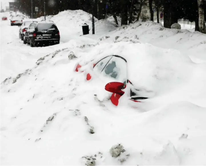  ??  ?? Noen ganger kan det vaere kjekt å ha en liten og lett snøspade i bilen. Andre ganger kan det hende du trenger litt mer. Som for eksempel en traktor med snøfreser.