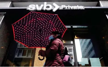  ?? ?? A pedestrian carries an umbrella while walking past a Silicon Valley Bank Private branch in San Francisco, Tuesday, March 14, 2023. (AP Photo/jeff Chiu)