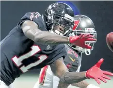  ?? JOHN BAZEMORE/THE ASSOCIATED PRESS ?? Atlanta Falcons’ wide receiver Julio Jones makes the catch ahead of Tampa Bay Buccaneers’ cornerback Ryan Smith during the second half of an NFL football game, on Sunday, Nov. 26, in Atlanta, Ga.