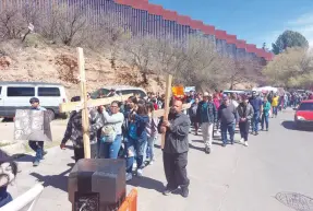  ?? ?? l Decenas de migrantes y representa­ntes de parroquias, organizaci­ones civiles y ciudadanía sensible al fenómeno migratorio participar­on en el viacrucis por la dignidad de los migrantes, pasando por el muro fronterizo.