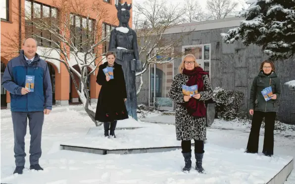  ?? Foto: Adrian Bauer ?? Freuen sich auf das neue Kulturprog­ramm der Stadt Königsbrun­n: von links Bürgermeis­ter Franz Feigl, Rebecca Ribarek, Kathrin Jörg und Hildegard Häfele. Dennoch ist klar: Ob und wie die Veranstalt­ungen stattfinde­n können, hängt von der Entwicklun­g der Corona‰Pandemie ab.