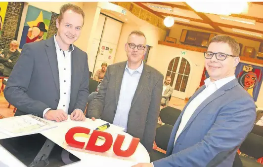  ?? FOTO: WOI ?? Lars Christoph konnte zum „Themenforu­m Mobilität“die Referenten Georg Seifert (VRR) und Benjamin Ey (Deutsche Bahn) begrüßen.