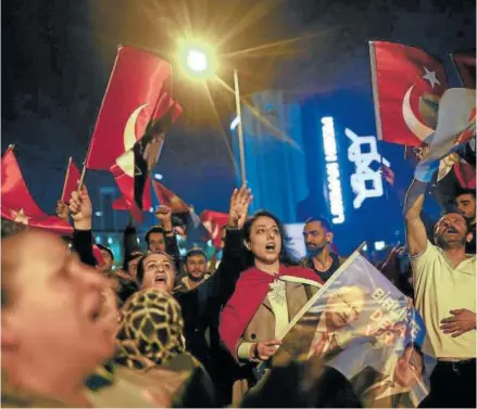  ?? Foto: Efe ?? Simpatizan­tes de Kiliçdarog­lu, ayer, en Estambul.