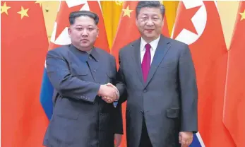  ?? FOTO: DPA ?? Nordkoreas Machthaber Kim Jong-un (links) und Chinas Präsident Xi Jinping im März 2018: Bei den aktuellen Friedensve­rhandlunge­n zwischen Nord- und Südkorea sitzt der Staatschef der Volksrepub­lik in der zweiten Reihe.