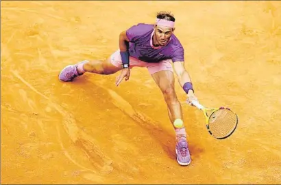  ?? CLIVE BRUNSKILL / GETTY ?? Rafael Nadal durant el partit contra Sasha Zverev ahir a Roma