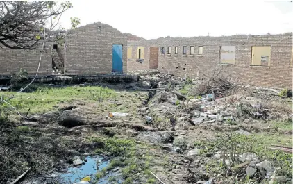  ?? FREDLIN Picture: ADRIAAN ?? STRIPPED BARE: Thamsanqa High School has been left in ruins