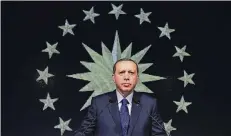  ?? FOTO: DPA ?? Der türkische Präsident Recep Tayyip Erdogan hält eine Rede vor der Börse Istanbul. Sein politische­r Erfolg ist eng verknüpft mit der Konjunktur.