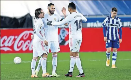  ??  ?? Modric, Benzema y Casemiro celebran uno de los goles del Real Madrid ante el Alavés del pasado sábado en Mendizorro­za.