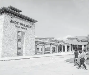  ?? Houston Chronicle file ?? Spring ISD is moving ahead with a plan to turn Dekaney High School into six small learning communitie­s.